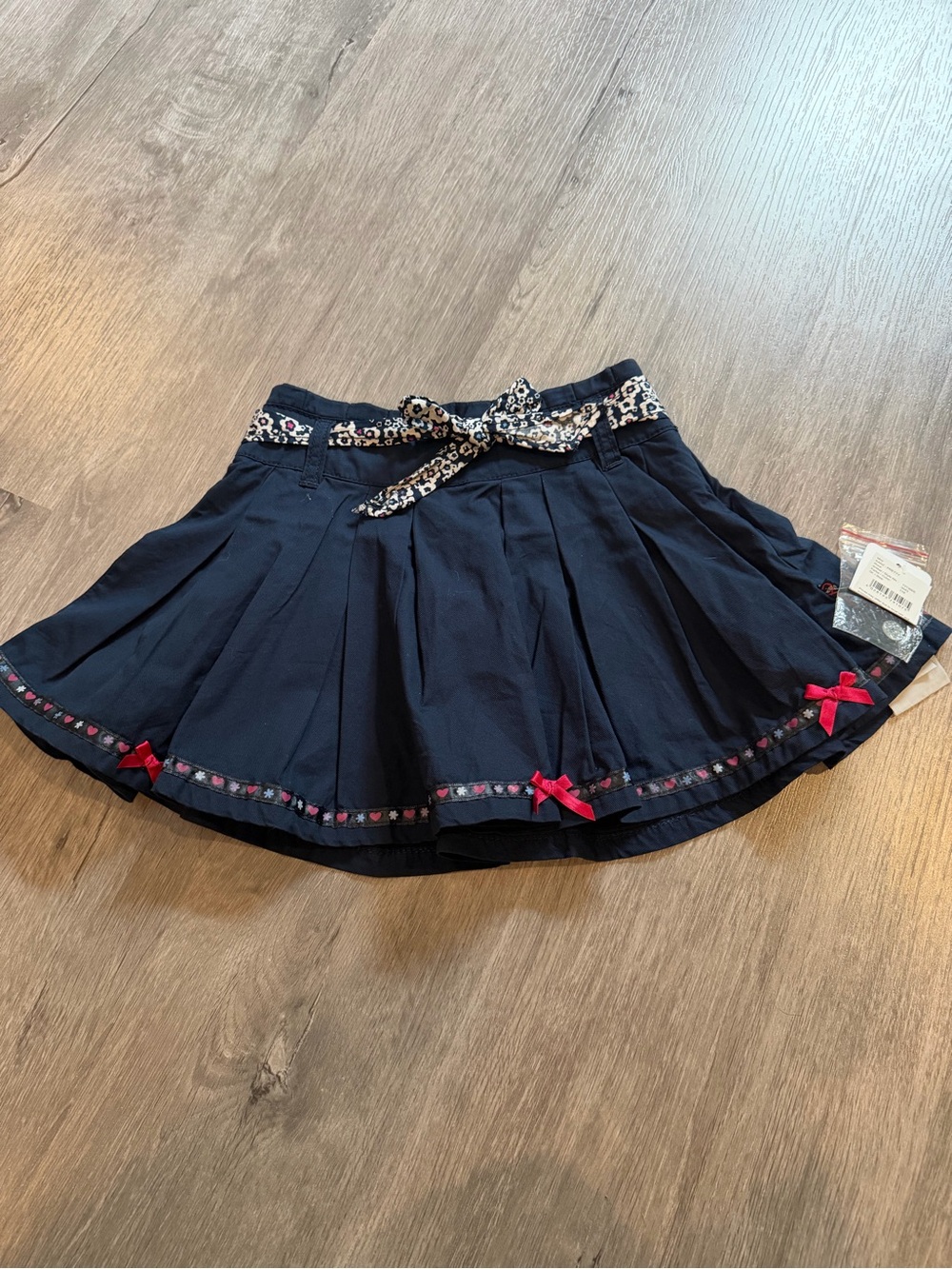 Kanz Pretty Navy Pleated Skirt with tie belt, size 6